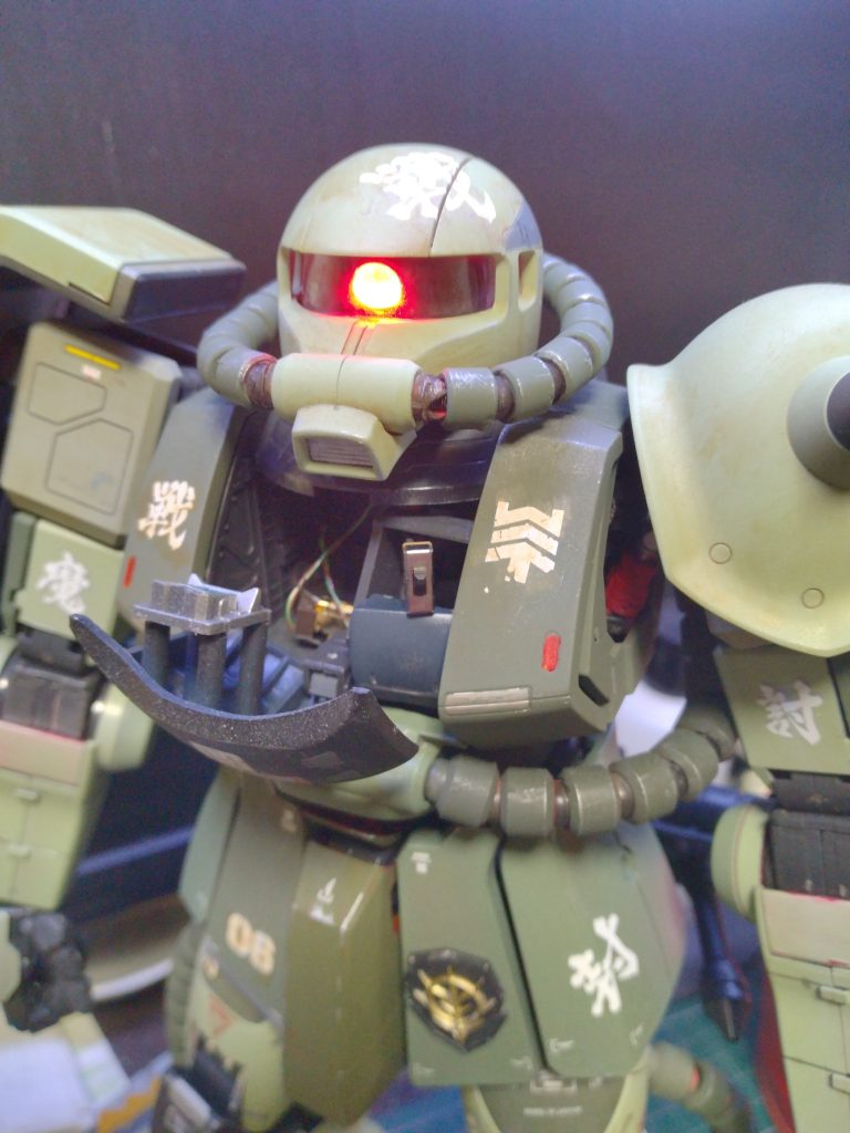 付属のモノアイ発光ブツは取り外し別売りのを組み込み電池共に胸部へ