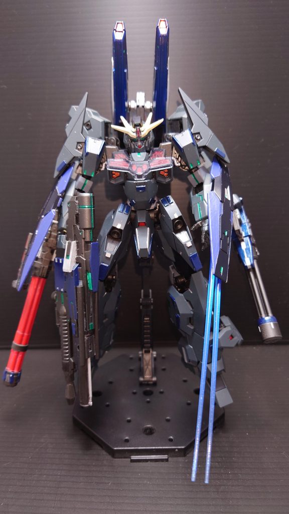 フルアーマー状態可能な装備を詰め込んだ結果、重量過多でまともなポージングも難しい状態です(笑)