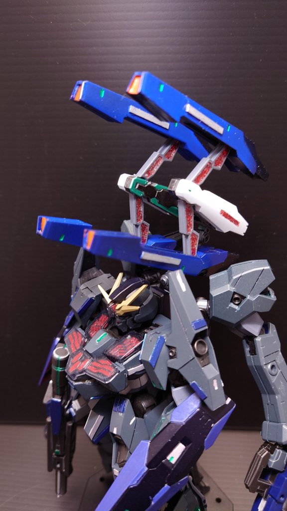 背部のフェーズドアレイキャノン展開状態