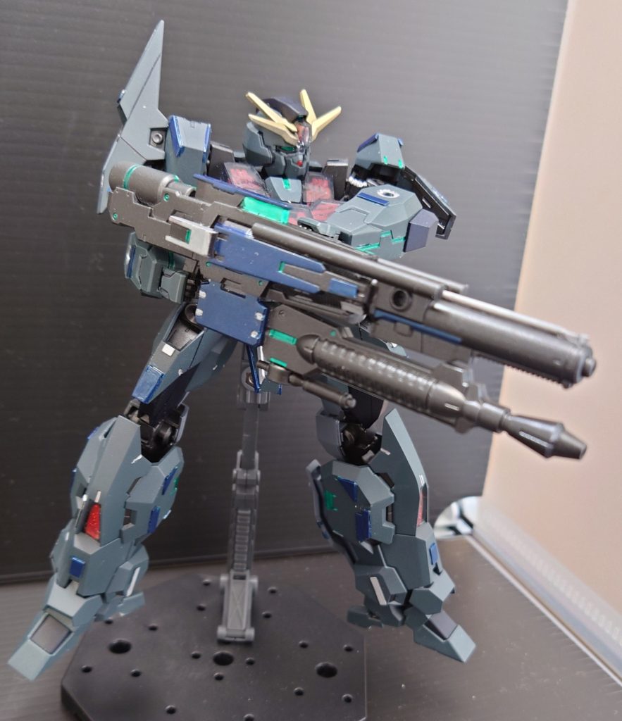 メイン武装①大型ビームキャノン。ルブリスソーンのビームディフューズガンの形があまり好きじゃなかったので切って貼ってを繰り返した結果、大型ビームキャノンが完成。もちろん重くて片手じゃポーズ取れません(笑)