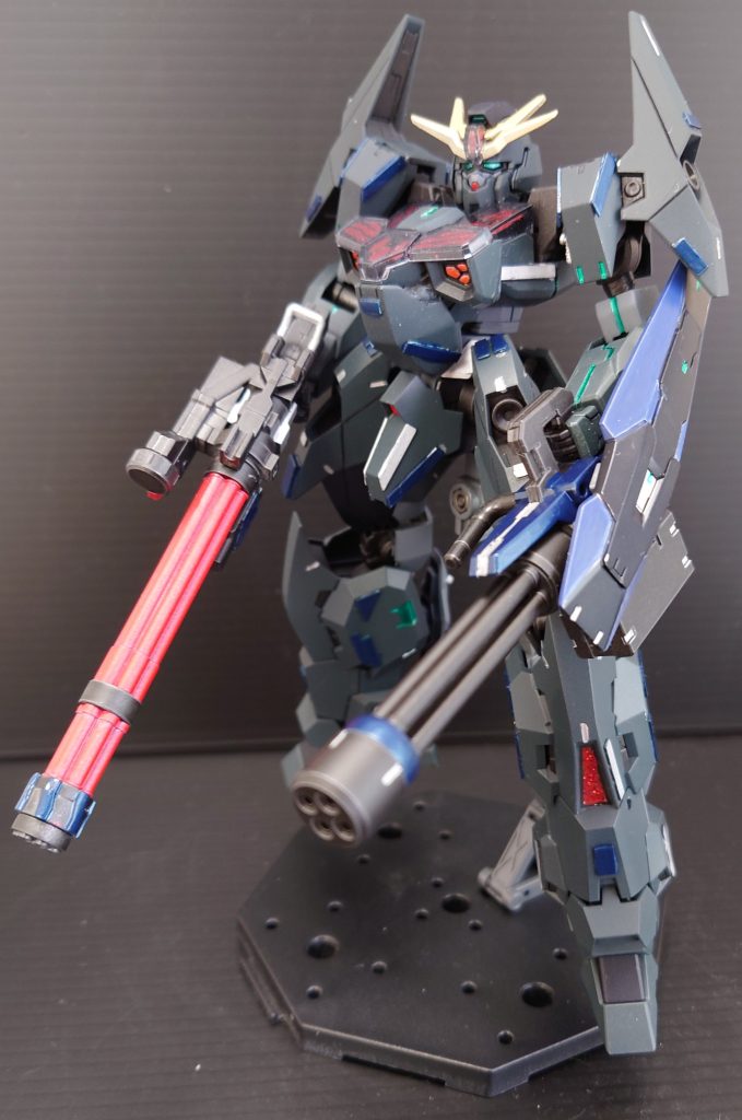 サブ武装の実弾型ガトリング。ガトリングを両手に持たせたいと思いジャンクパーツの中からもう一個持たせてみました。ただ、改めて見ると色が浮いてますね……