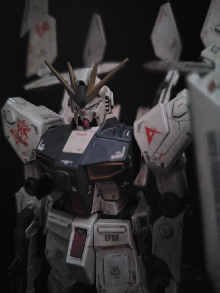 工作は各所ディテールパーツがわりのプラ板プラ棒貼り付け、スカート延長、アンテナシャープ化、各所スジボリ追加を行いました。