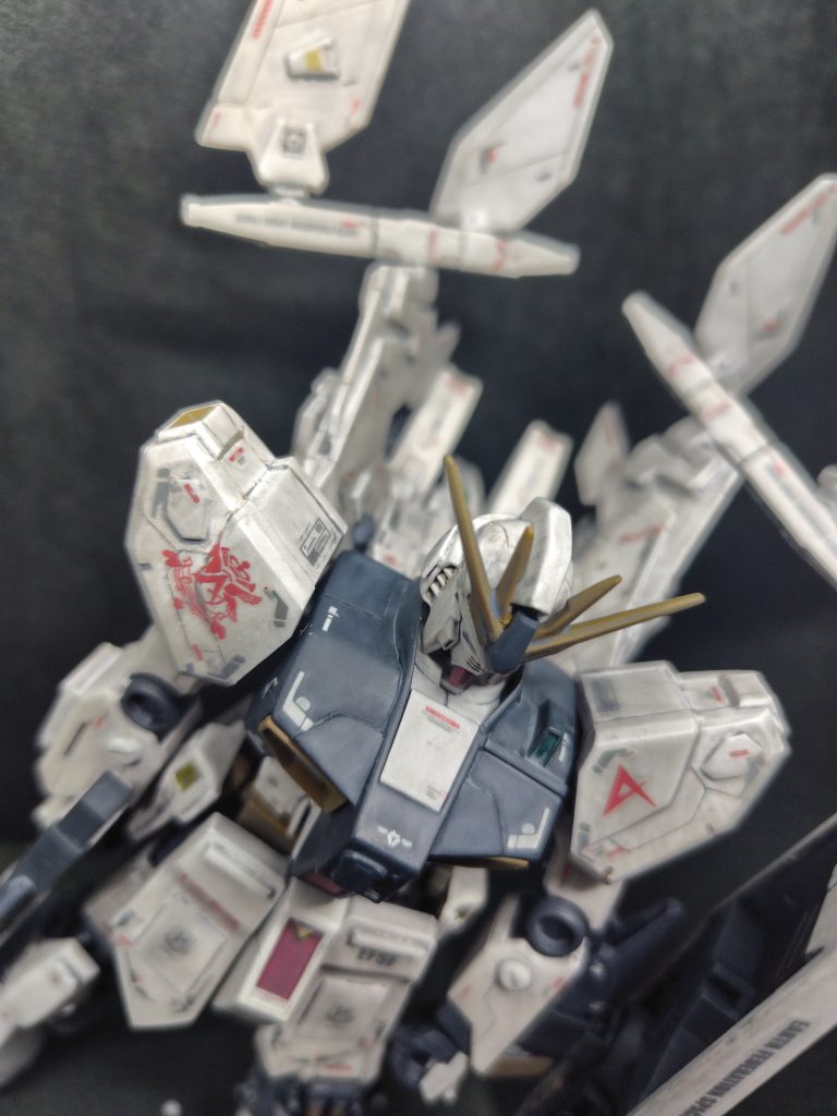 ウォッシングはMrウェザリングカラーのマルチグレー、デカールはRG用のガンダムデカールと今までの余剰デカールを活用しました。