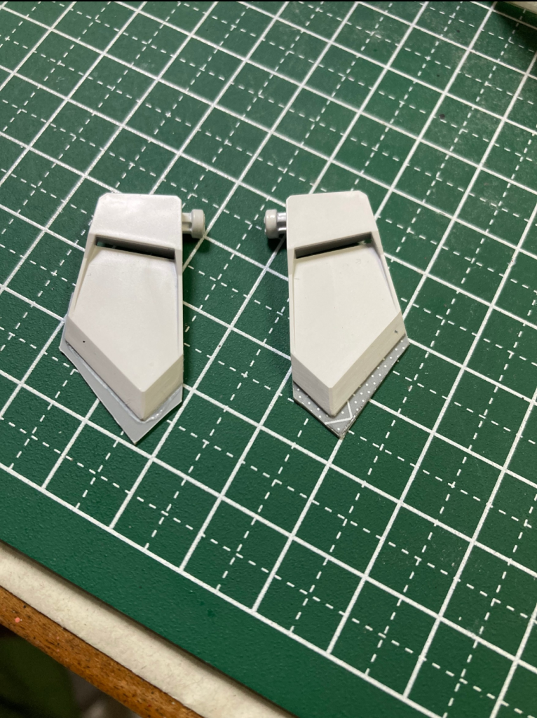 スカート前部はプラ板で土台を作りパテを盛り1.5mm程度延長しました。