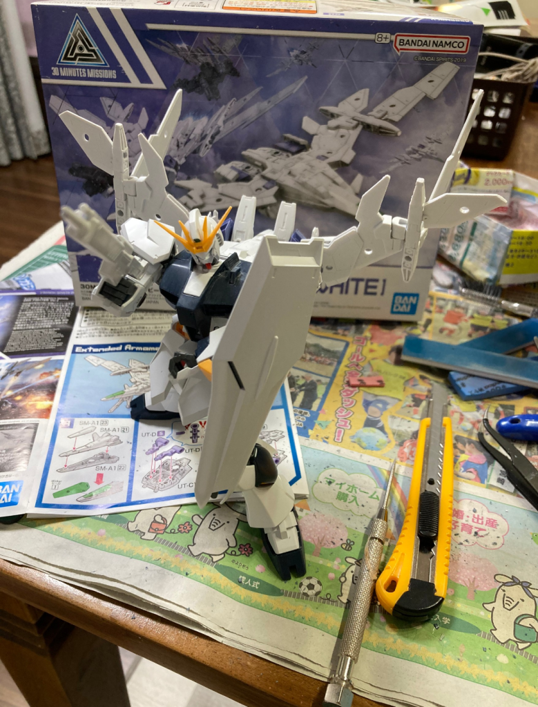 急いで元の模型屋に行きフィンネルの代わりに背負わせられそうなもの物色し、30MMのAIR FIGHTERに行き着きました。それにしても100均小道具類、意外と使えました。特に手芸用の千枚通しは!これ1つでスジボリ全てまかなえるほど有用でした(笑)。面出し用にヤスリのみ親父ヤスリ購入しました。