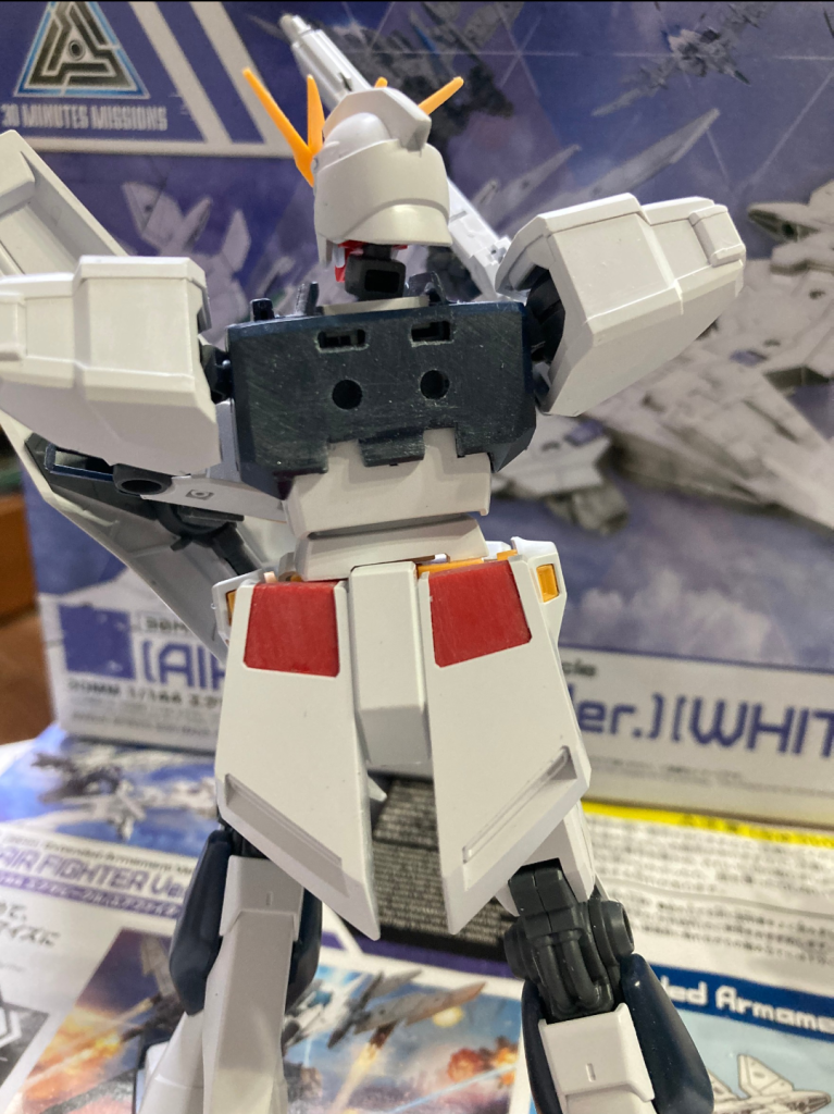 かっちりとAIR FIGHTERを背負わせるために、背部にゴリゴリと穴開けました。スジボリはタガネの代わりに手芸用の千枚通し活用しました。