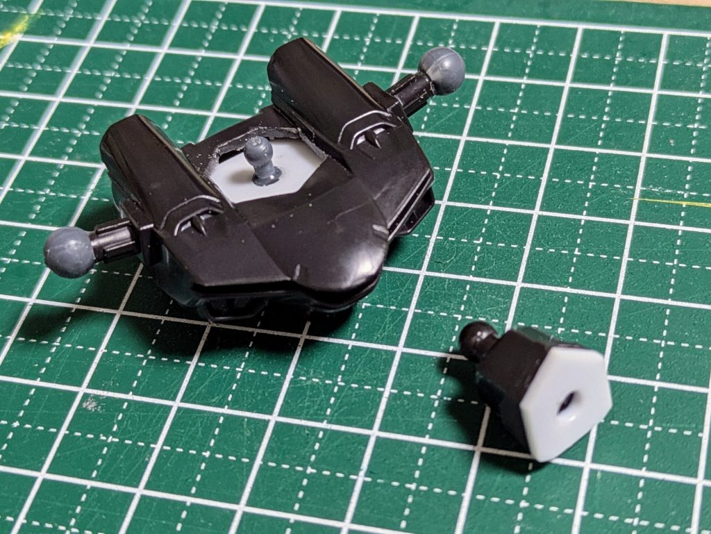 首の後ろの肉抜き埋めがこのままだとやりづらかったので、ぶち抜いたついでに可動も追加してます