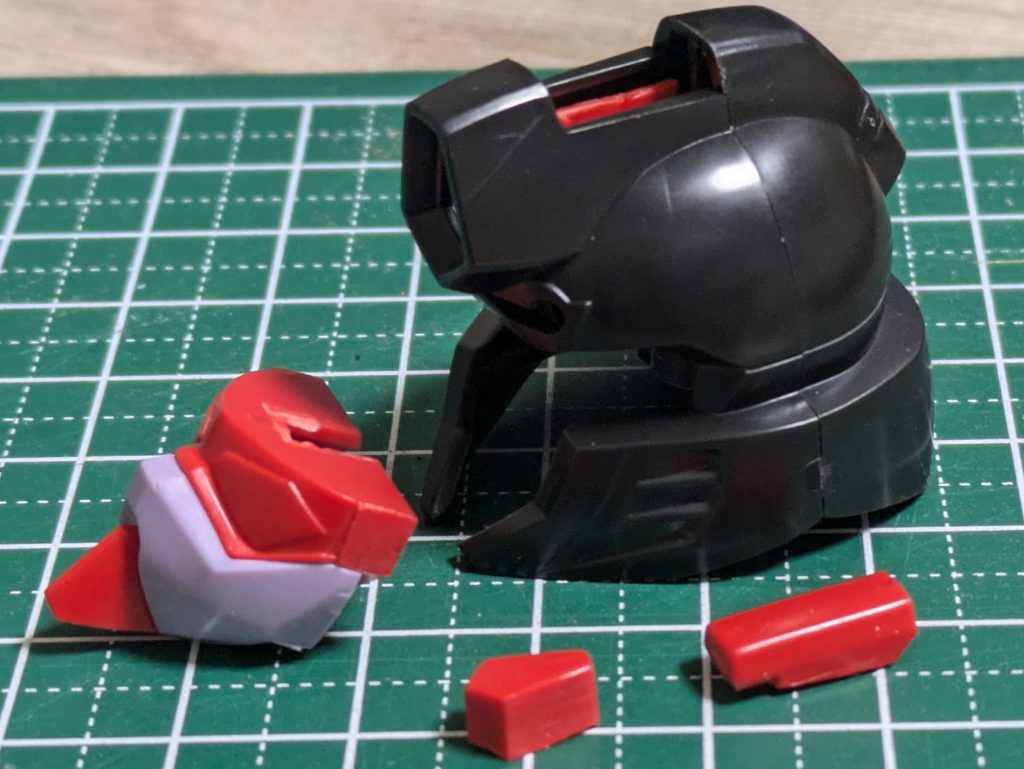 唯一の後ハメポイント                   ↑(訂正)                    頭部以外に肩アーマーと肩関節部分も後ハメしてました!すみませんでした トサカとメインカメラがどーしたもんだか…強敵でした!苦肉の策でこれです