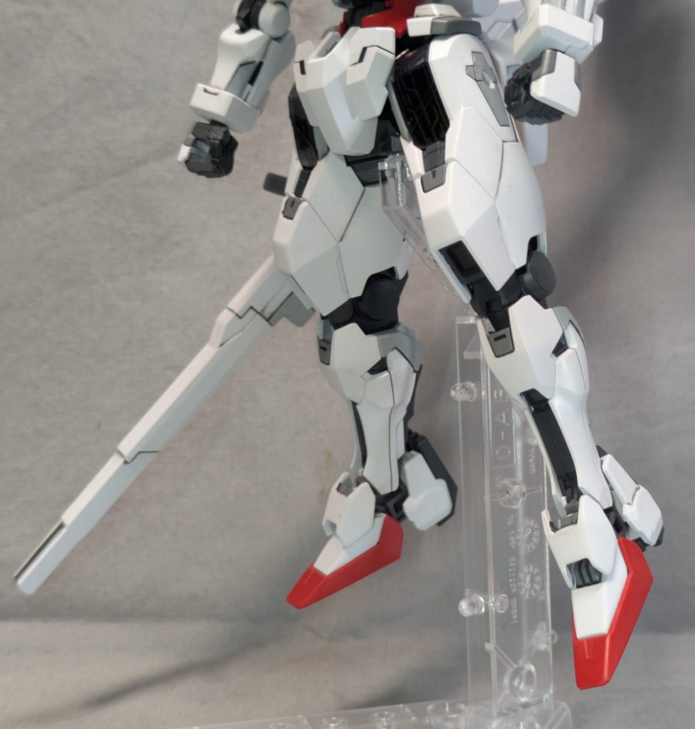 差し色のグレーは2色。50%20%くらいです。赤はニンバスレッド。