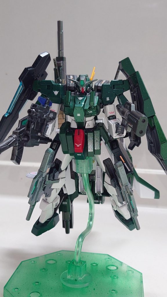 各武器に内蔵されたGNコンデンサー分を撃ち尽くしたら、次々パージします！