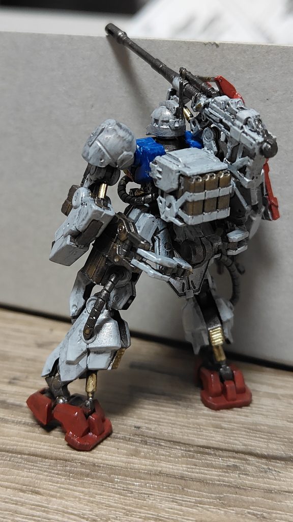 わかりにくいですが、足の黄色っぽく見えるところは金色で塗装してます