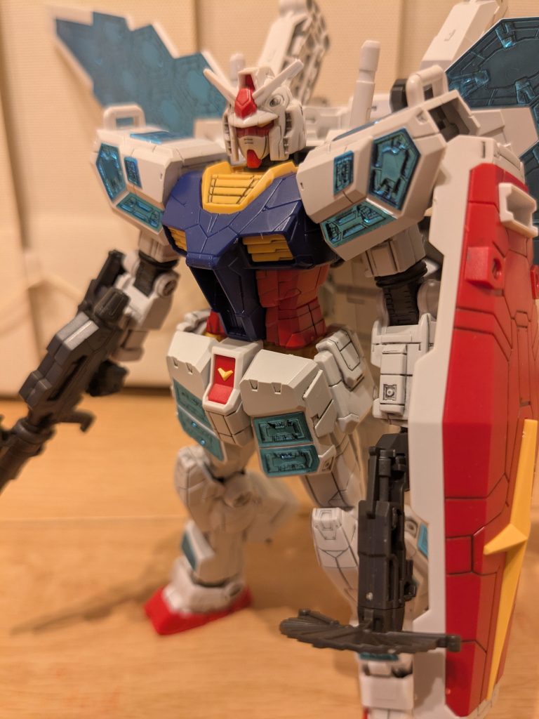 斜めから１枚。EGだからサクサク組み立てられるのに、このスタイルにこのボリューム！大満足ですわ。グラスフェザーのシール、普通に貼ったら何だかのっぺりした感じになったので、どうすっかな〜と考え、結果、インク切れのボールペンで凹凸や線をなぞり、立体感を出してみました。けっこ〜な枚数だったのでなかなかに大変でしたが、だいぶそれっぽくリアリティが出たんじゃないかな〜と思います。