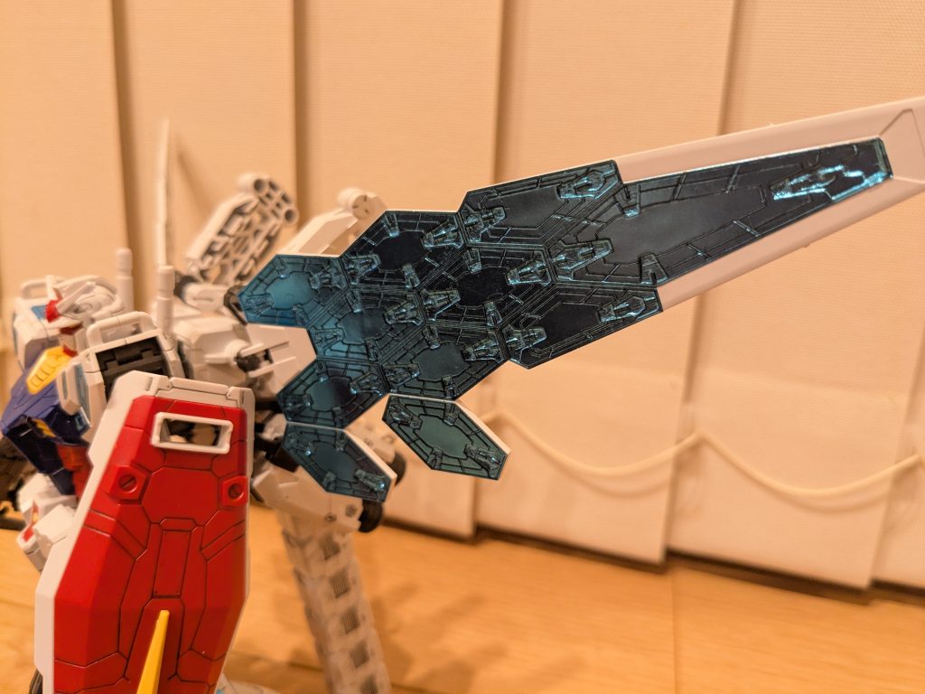 グラスフェザーの羽のシールも、凹凸や線を空ボールペンでなぞりました！この面積のこの線全部を…と考え気が遠くなる感覚に陥りましたが、やってみたら思ったより楽しくできましたね（笑）