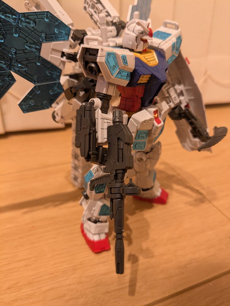 逆サイドから１枚。武器も本来のガンダムのものと万博ガンダムのものの2つを全乗せしました。戦闘も宇宙作業もなんでもできるガンダムって感じですね！