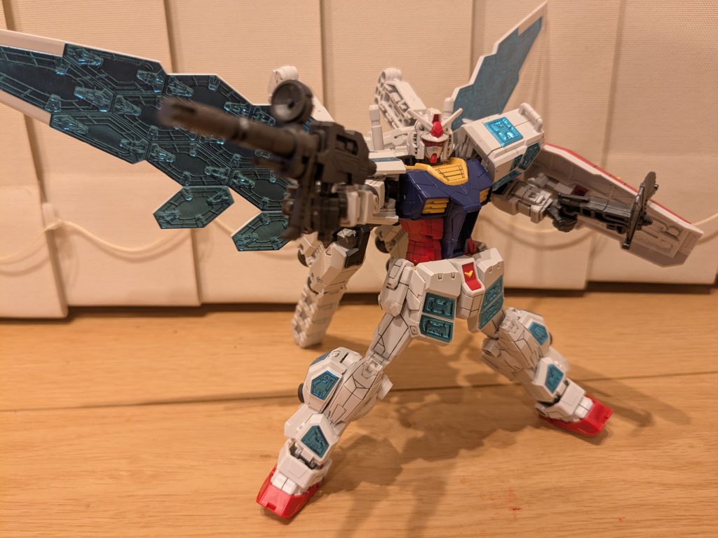 ブンドドで締めの１枚。EGの万博ガンダム、作りやすいのに情報量多いしよく動くし、想像してたより良いキットでした！完成品をアップできて満足するとともに、これからこの機体をどう塗装していくかな〜とプランを立てている今日この頃です。ご覧いただきありがとうございました！！