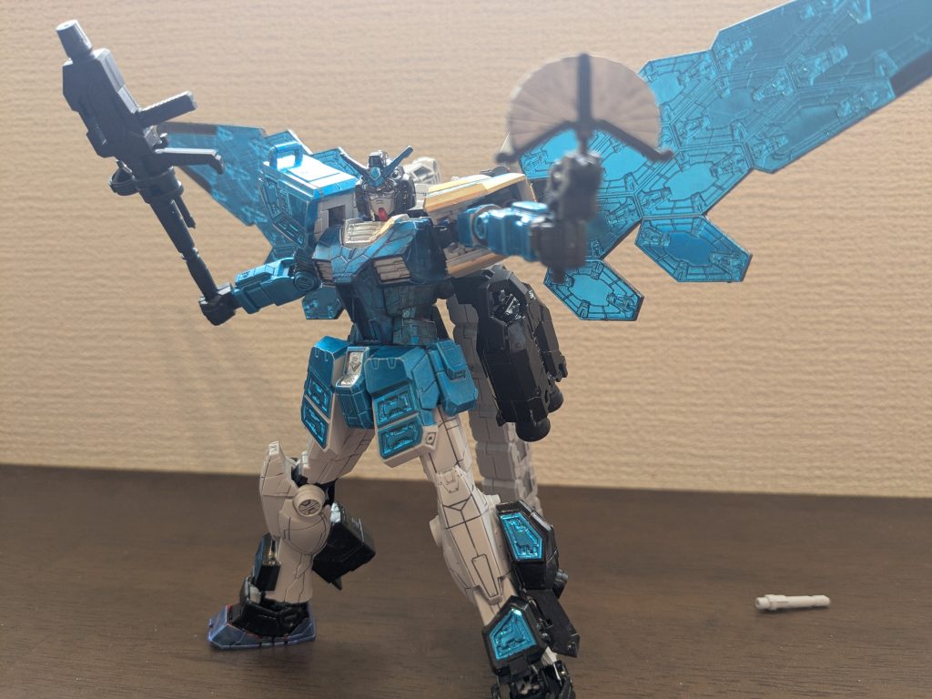 ビーム溶接ガンを構えて1枚。武器は三脚ということで、溶接ガンの扇部分をシルバーで塗装したら三脚の足っぽく見えたので、そのまま装備させてみました。