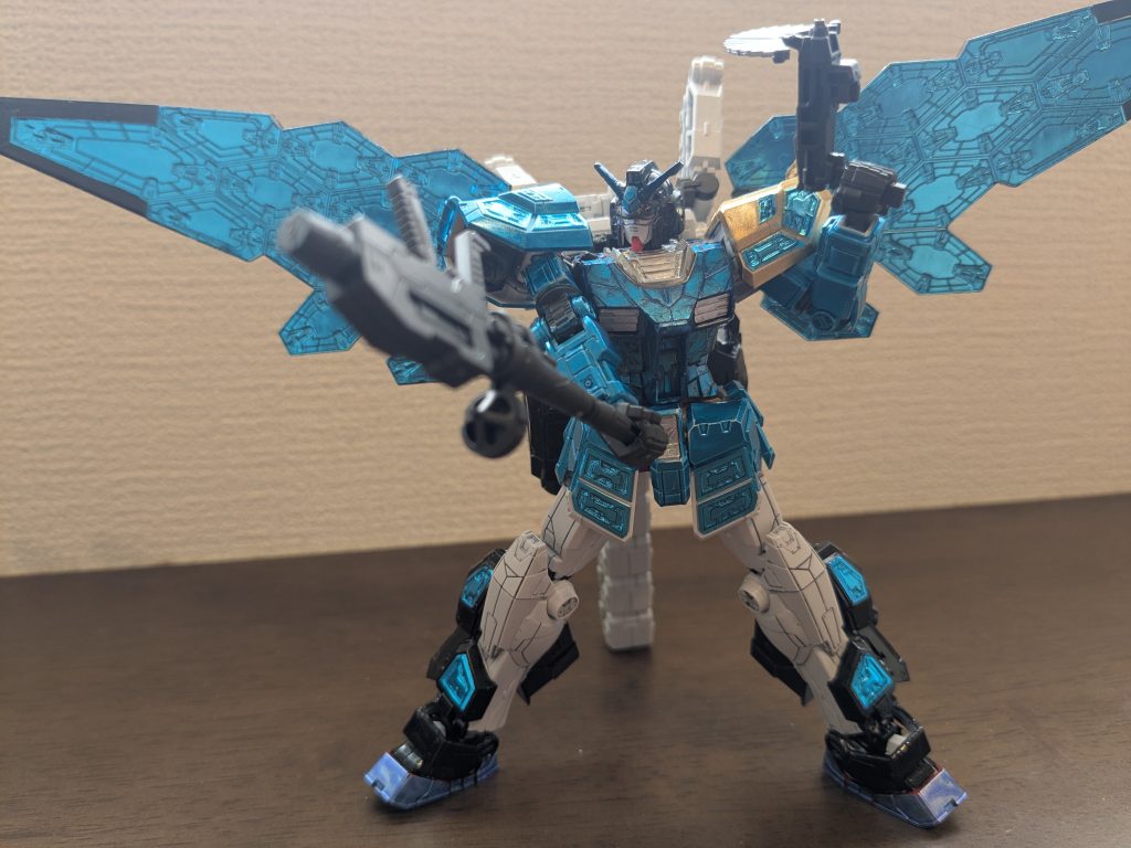 ビームライフルを構えて(?)の1枚。キャラクター説明に「手に持っている三脚は部下を殴るため」みたいに書いてあった記憶があり、そっか、武器は鈍器かと考えた結果、ビームライフルを鈍器装備させました(笑)