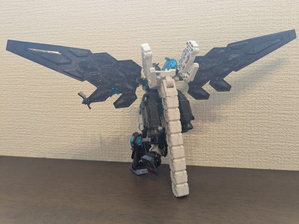 羽を広げてバックショット。黒い翼が天狗の羽っぽく見えて良い感じかな〜と思います。