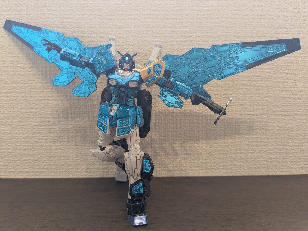 羽を広げて1枚。戦闘に入る龍のイメージですね。羽は内側が青、裏側が黒なイラストがあったので、そのイメージに合った感じかな〜と思います。