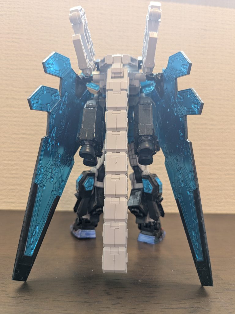 素立ちバックショット。背中中央のタンクと作業アームは、梵天をイメージして白のままです。羽もグラスフェザーはそのまま、周りをメタリックブラックで塗装してあります。