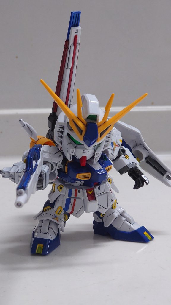 ステッカーが綺麗に貼れてかっこよくできました(gundam-kao6)青い部分の黄色の塗り分けがうまくいかない(gundam-kao1)せっかちだから一回で塗りたいんですがいい塗料はないでしょうか?(gundam-kao5)