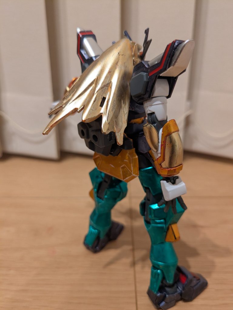 素立ちバックショット。キックエフェクトの半分を後頭部に接着してイエローゴールドに塗装し、隠岐奈の長髪イメージに作成。腰のあたりにバックパックが見えますが、髪に隠れたカミキバーニングのバックパックの下に、余剰パーツになっていたビルドバーニングガンダムのバックパックを接着してあります。その意味はまた後ほど。