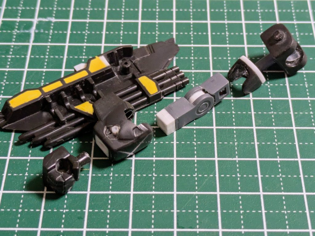 上腕のロール軸可動化と塗装を楽にしたかったので筒状の関節と入れ替えました前腕の◯部分は処理がめんどそうだったのでパイプをぶち込みました