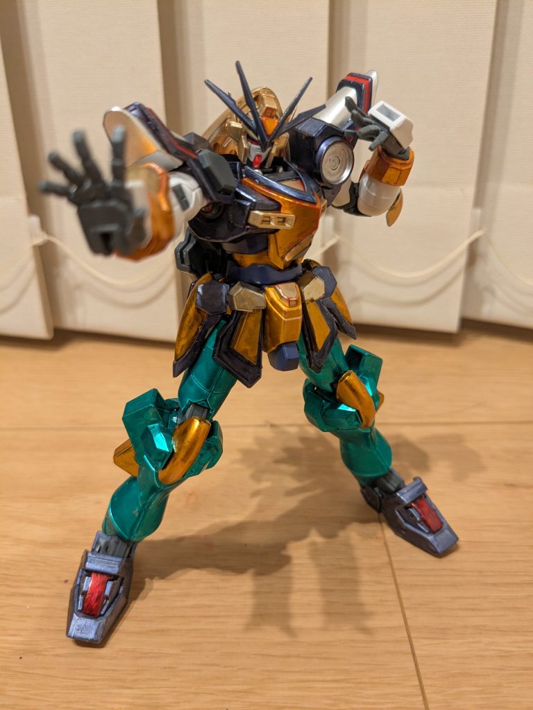 鼓に手を添えながら弾幕を張るイメージで1枚。若干髪が干渉しますが、それでもだいぶ自由がきいてカッコいい感じになりました!やっぱりバーニングガンダムシリーズはアクション付けやすくて良い機体ですわ