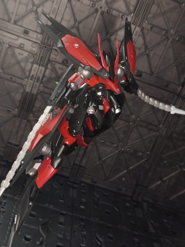 スタイル良いので優雅で女性的なポーズがよく似合います。青白とかのカラバリ機体も作って並べてみても良いかもしれないですね!