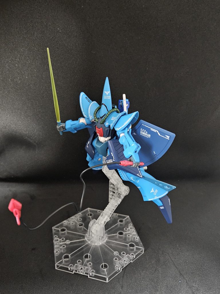 頭と肩と胴体が一体型に近いパーツ構成なので、塗装の際の後ハメ加工に苦労しました💦