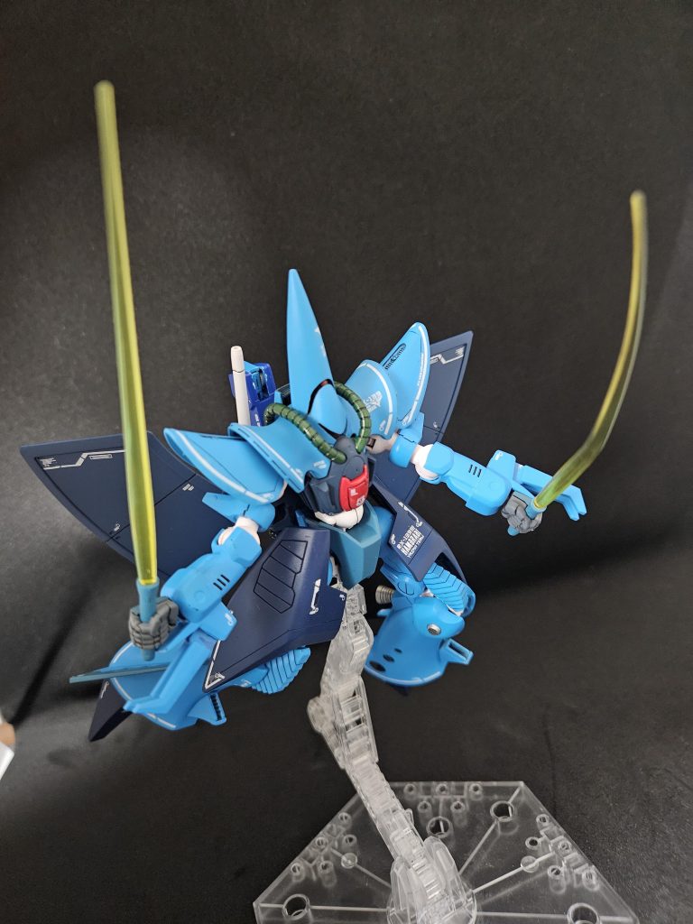 両膝の左右にビットパーツを追加してます。ビームサーベルは、1本だけ曲げ加工しました。