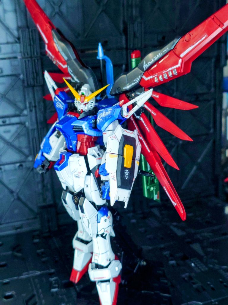 原作では不遇でしたがタイトルを背負っているだけあって主役機の雰囲気バリバリです。スペック2のくすみカラーもいいんですが、ビビッドな旧カラーは当時のシンの若さにピッタリな印象です。