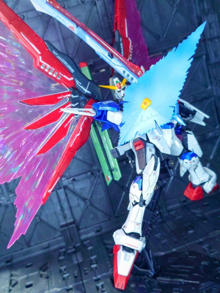 今回唯一塗装したビームシールド!クリアブルーをベースにホワイトを薄ーく塗装、、、したつもりでしたが吹き付けすぎてクリア感が消えたので急遽グラデーションぽくリカバリー(笑)