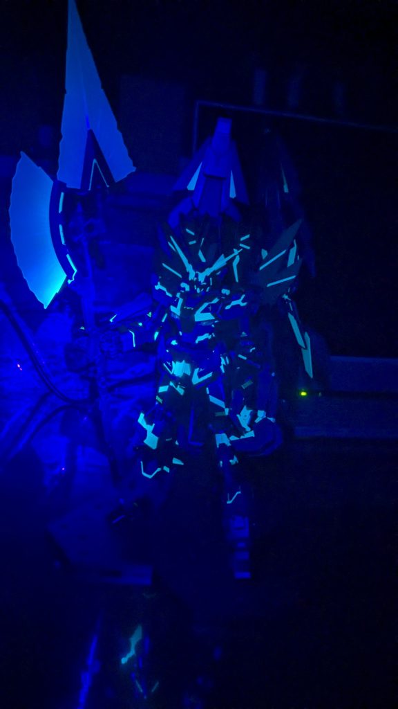 ブラックライトで発光