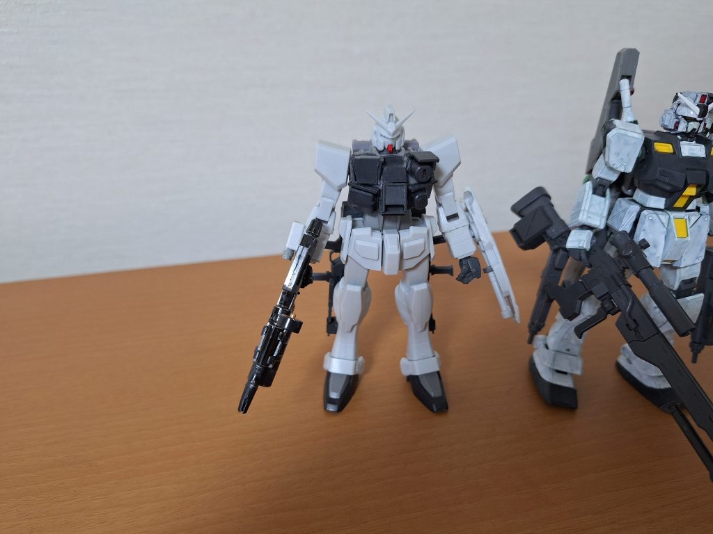 近接戦闘機体の陸戦型ガンダム特戦寒冷地仕様です。先の投稿時のものに、スーパーナパーム装着型ビームライフルを装備させました。