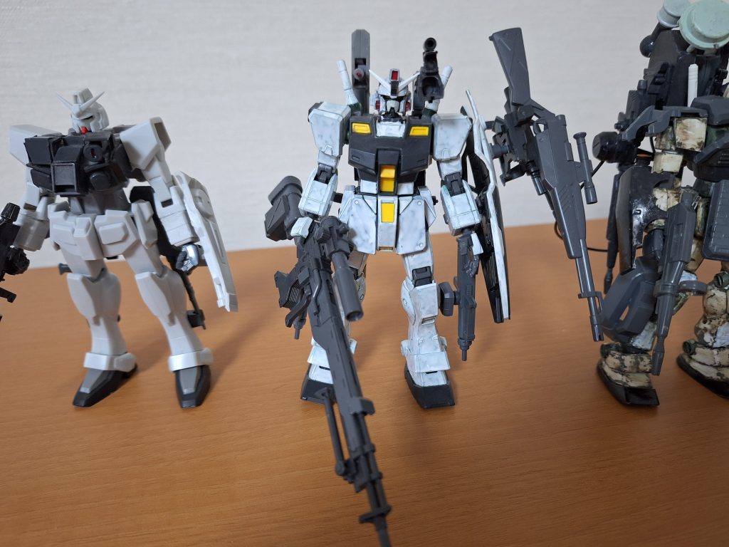 狙撃用機体のジムスナイパーⅡ特戦寒冷地仕様ガンダムヘッドセブンバレットです。ガンダムタイプで統一といいながら、ジムタイプのガンダムヘッドですが😅