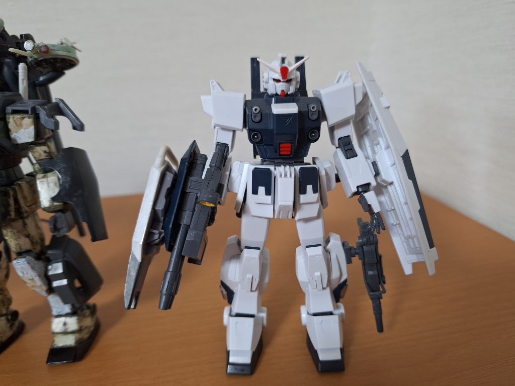 小隊長機のブルーディスティニー３号機特戦寒冷地仕様です。レッドライダーに付属していた陸戦タイプシールドとスリッパを黒に塗ったことで寒冷地仕様らしくなりました。また、アンテナも他の３機体と合わせて、元の黄色を白とし、４機体としても寒冷地仕様の統一感が出ました。地球連邦陸軍特殊作戦群として作成した、１小隊４機編成×５小隊で計２０機の紹介でした。約２年分の２０機をこのイベントで投稿しようと思いました。ちなみに、次は、ジオン残党軍陸戦部隊を