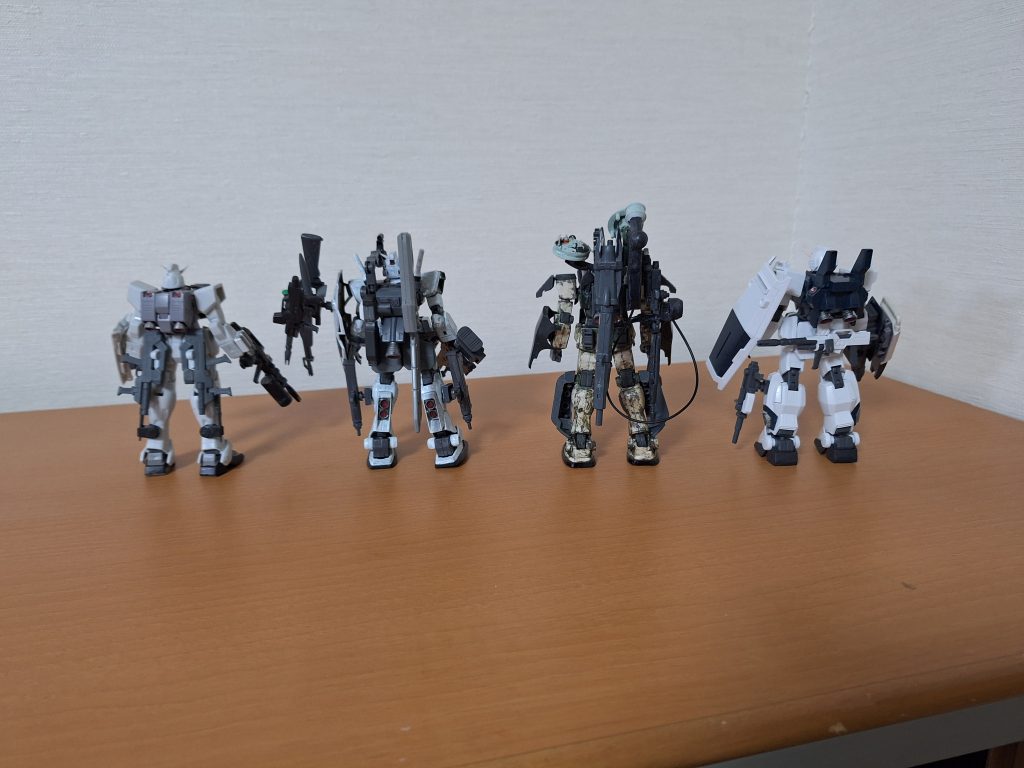 白を基調に、胸部及びスリッパを黒系の色に合わせています。また、機体は先の４小隊と異なり、４機体ともガンダムタイプとなっています。