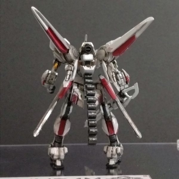 スミ入れ、デカールワーク、つや消し完了しました。これにて、通常状態完成となりました。赤色デカールが多めに使えたので、目に優しかったです。笑。タミヤのスミ入れ塗料導入したので、希釈もいらないし、筆もついてるしメタクソ使いやすかったです。写真6は参考までに。ご存じない方もいらっしゃいますのでHGとの比較画像です。さて、ここからが本番です。引き続きがんばります！（4枚目）