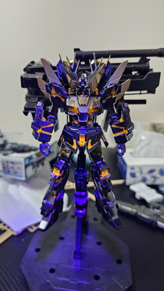 コンセプトはナイトロ非採用のフェネクス。※XCは装備しています。パイロットもニュータイプに限定せずオールドタイプや適正の低いニュータイプでも扱いこなせる機体です。武装も本来の装備であるDEをオミット、実弾や一般的な武装をメインに装備しています。操作性能、機動力にフルサイコフレームの用途を絞っているため、色も黄色までになっています。覚醒はしません。