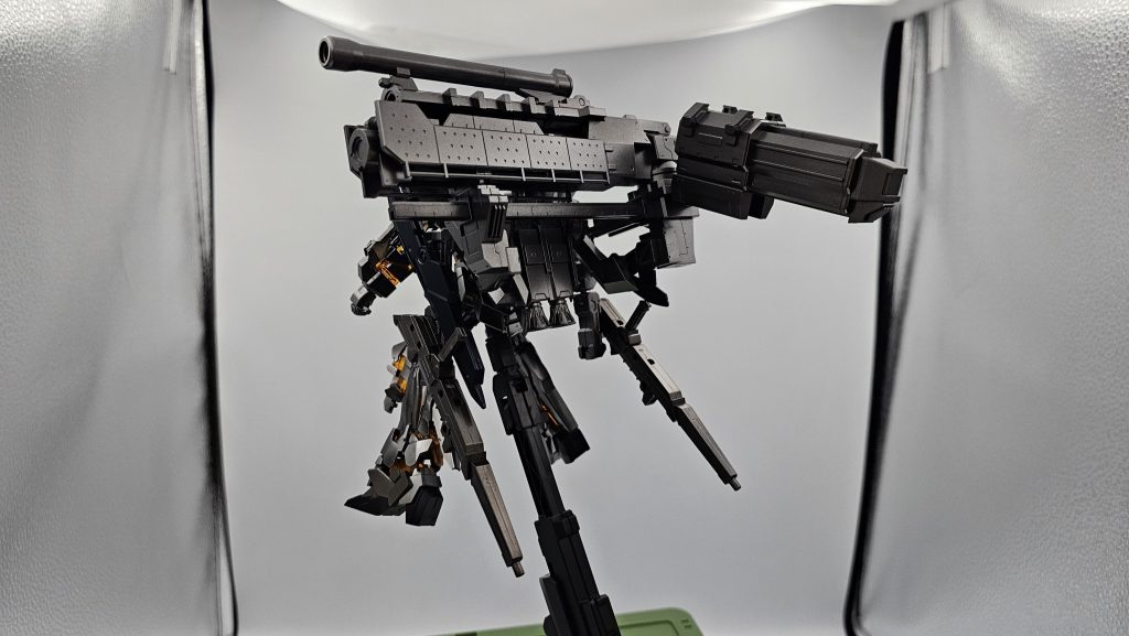 背部に長距離用大型キャノン、ビームライフル2丁、見づらいですが合体して大剣に出来る斧とブレードを装備しています。重装備のため背部にスラスターも追加しています。