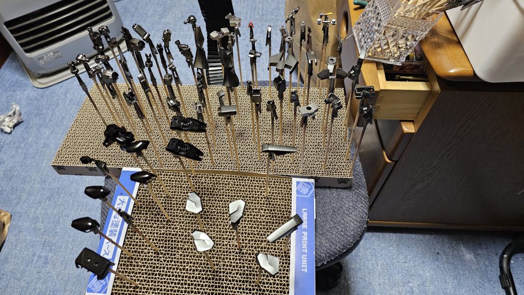 塗り終わり時点。こんな感じに色味が無さすぎたので組み立てるまでかなり不安でしたw因みにカメラアイの色間違えましたw蛍光レッドのつもりがどうやらクリアレッド吹いてたようですw組み立ててライト当てて光らなくて絶句しましたwなので今回は発光しませんw以上、閲覧ありがとうございました。