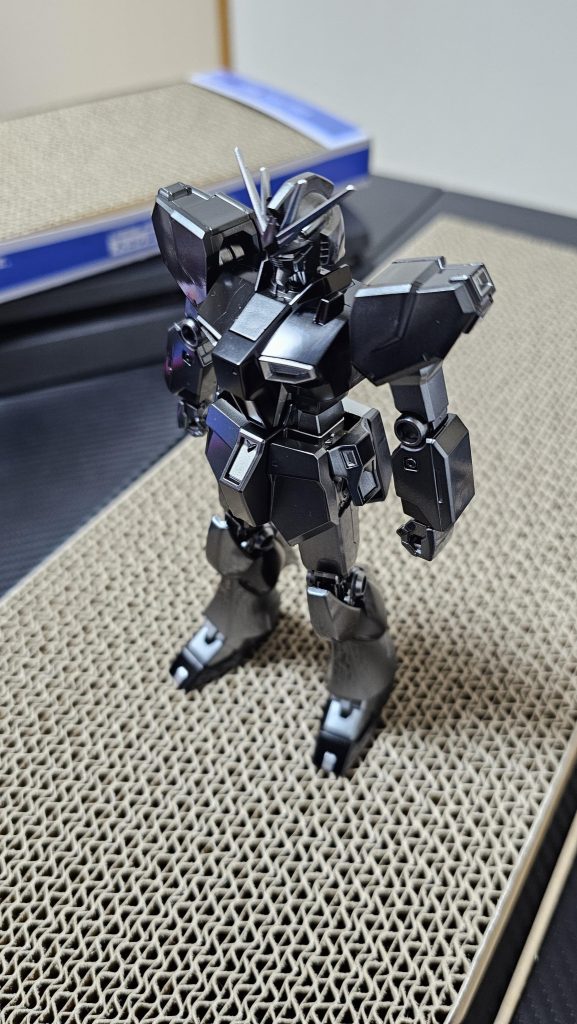 胴はアルティメットブラック、他はシルバーとシルバーの上にクリアブラックのキャンディ塗装で仕上げています。もう少し黒くなるかなと思ったのですがかなりアイアンなキャンディにwでも暗いところだとかなりブラックなので結果オーライですねw