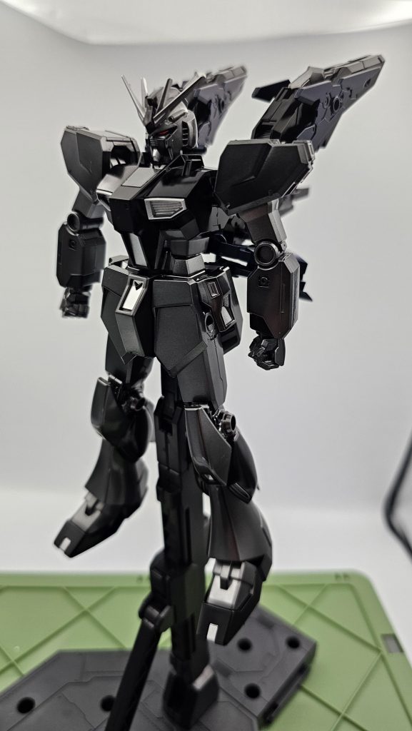 コンセプトは某ゲームである意味認知度が高いガンダムピクシーです。そのピクシーを参考に身体が大きい分ステルス性能は落ちますがより攻撃性能が上がるように少し手を加えています。カラーはピクシー初期配備型とブラックライダー、シナスタ辺りを参考にしています。