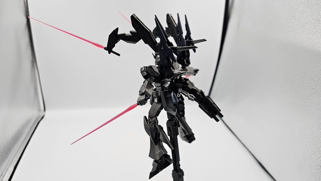 後ろからバックパック下の方になんかミニアームが見えますね、左右に1対ありまして普段はそこにサブアームのサーベルを保持させます。