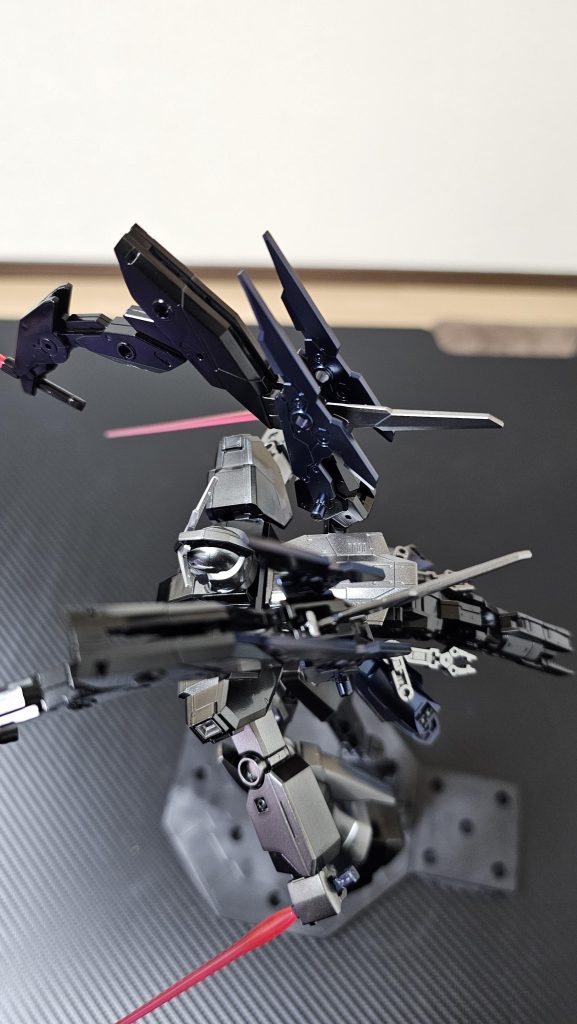 サブアーム実は微妙にカラー変えてますw一つ前の画像だと全部真っ黒に見えますが、本体はブラック、外側の翼はプリズムブルーブラック、中央から飛び出る角はスターブライトアイアンで塗り分けてました。派手に色分けする気は無かったのでいいのですが正直ここまで分かりにくいとは思いませんでしたw