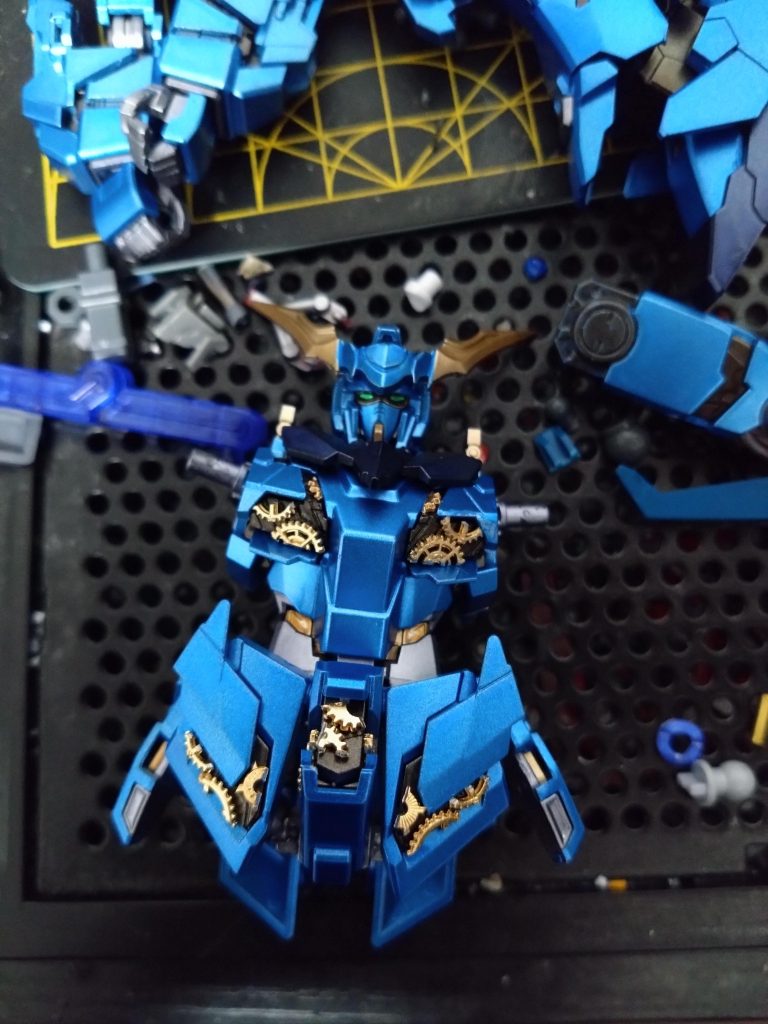 この辺でヒイヒイ言ってました。正確に精密にメタルパーツを力付くで加工するのって難しい!