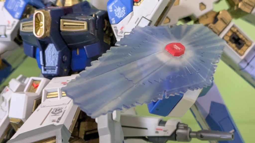 Hi-νガンダムSFに新規追加のビームシールドこれは本来F91の時代に出てくる装備だが、こいつはミノフスキー核融合炉の改良新型設定であり、莫大な電力賄えるので実現が可能になった…という設定。写真は面積小さいが、その気になればMS大のシールド発生が可能とのこと。