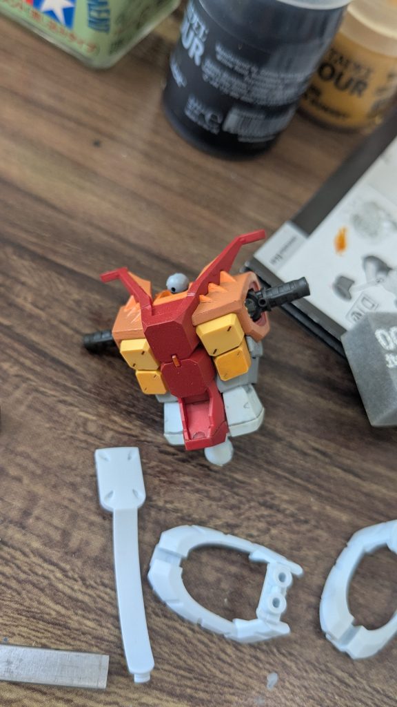 カラーリング全体的に明るめにトーンアップ。エリマキから胸の中心までを深紅にしてみました。 当初、トゲトゲを黄色にしてみましたが、スパロボの何かの機体に見えてきてしまったので、塗り直しました