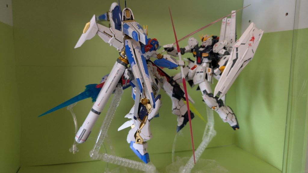 別角度ちなみに、戦いの顛末は本人のみぞ知る。でもなんかアムロ当人はやるたびなんか汗だくだったとロンド・ベル関係者はぼやいていたり、シャアに至っては「アムロ、あんな裏ボスLv.999みたいな馬鹿げた奴とたたかっていたのか！」と驚愕していたとかいないとか。